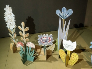 Il giardino inventato, veduta dell'installazione: fiori di cartone