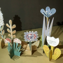 Il giardino inventato, veduta dell'installazione: fiori di cartone